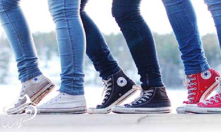 انتخاب رنگ مناسب شلوار با توجه به رنگ کتونی آل استار زنانه