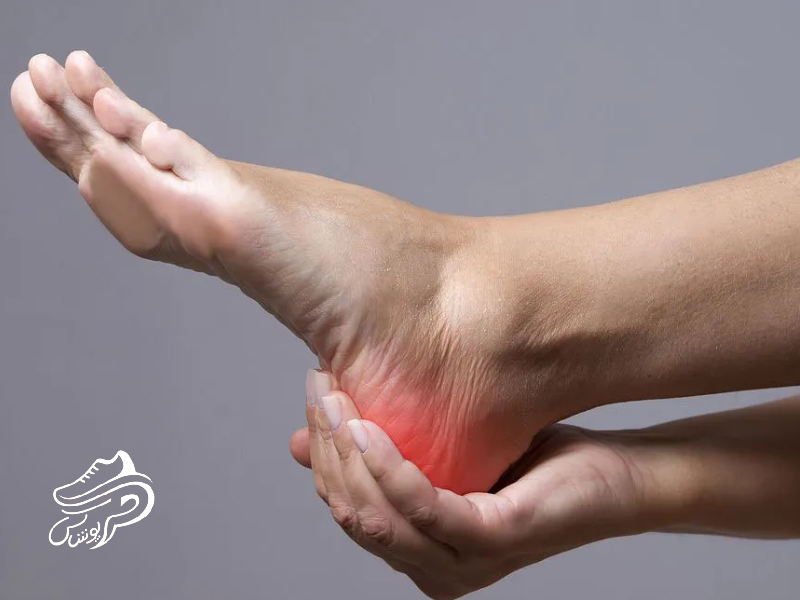 چرا پاشنه پا هنگام راه رفتن درد می‌گیرد