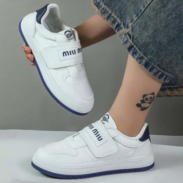 کفش کتونی زنانه مدل میومیو تک چسب رنگ سفید سرمه ای کد 004104